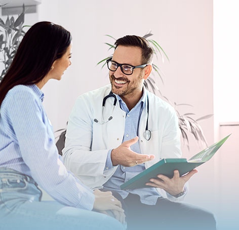 medico sonriendo junto a paciente