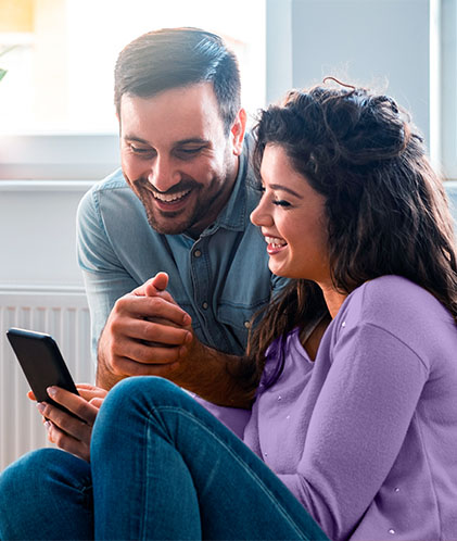 mujer y hombre viendo el celular sonriendo