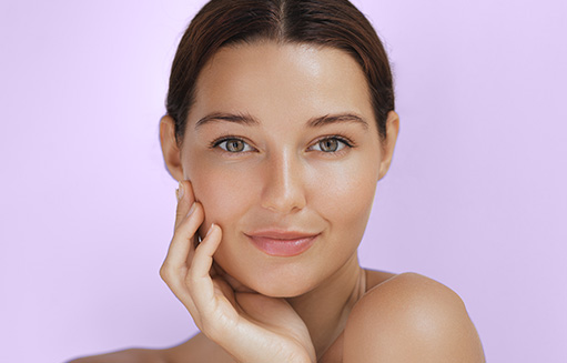 mujer luciendo su rostro