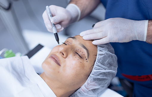mujer en camilla a punto de hacerse tratamiento facial