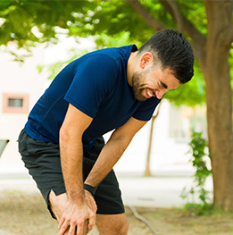 hombre esta con dolor de rodilla
