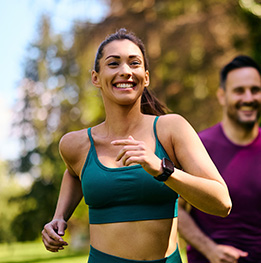 mujer corre feliz