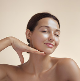 mujer luciendo su rostro