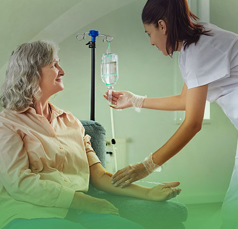 enfermera aplica a mujer sueroterapia