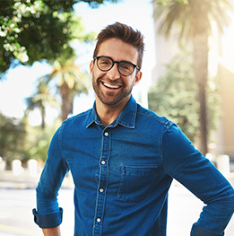 hombre con gafas está feliz