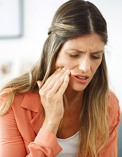 Mujer con dolor de muela 