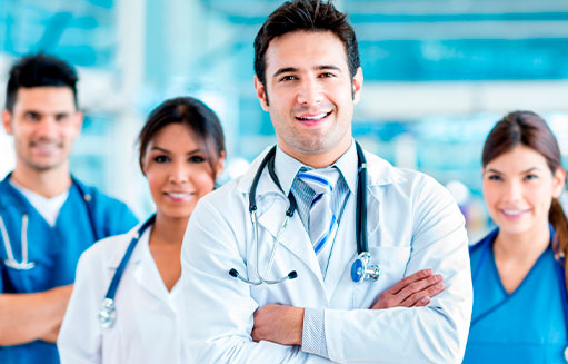 equipo medico sonriendo