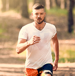 hombre con camiseta blanca corriendo
