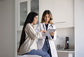 mujer en consulta médica con doctora