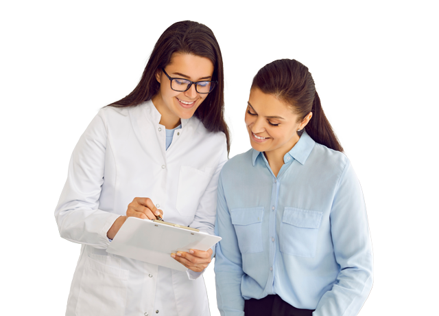 Profesional de la salud mostrando información en un portapapeles a una paciente durante una consulta médica.