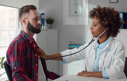doctora revisa pecho de hombre con estetoscopio