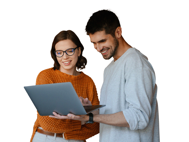 Dos personas revisando información en un computador portátil y colaborando en una tarea.