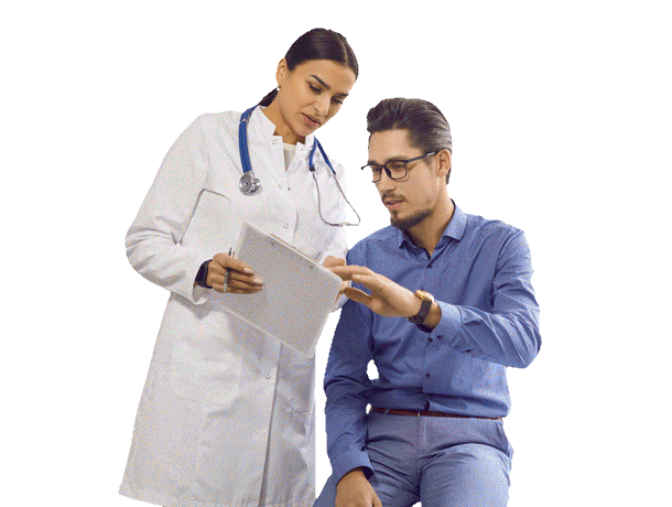 Profesional de la salud mostrando información en una tableta a un paciente durante una consulta médica