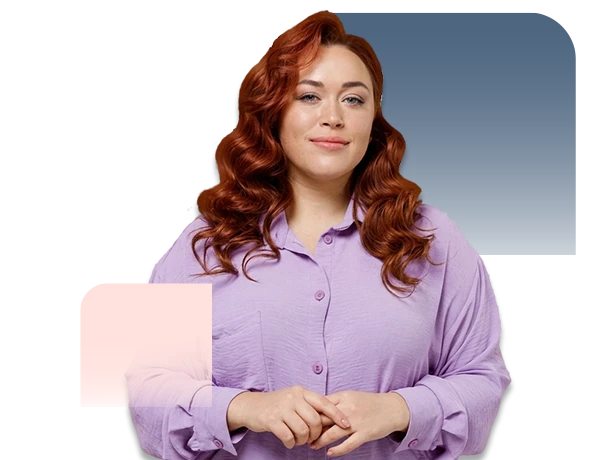 mujer de pelo rojo está sonriendo